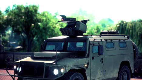 coche militar blindado en la gran ciudad
