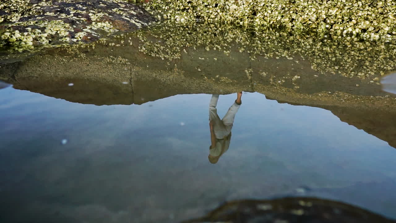 отражение в воде красивой модели женщины, идущей