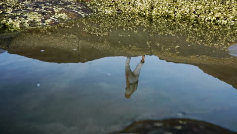 Reflejo-En-El-Agua-De-Una-Bella-Modelo-Mujer-Caminando