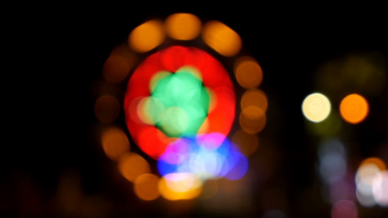 efectos de luz bokeh. la rueda gigante tailandesa en el mercado nocturno