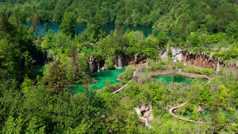 クロアチア国立公園のターコイズブルーの水の湖に流れる滝の空撮