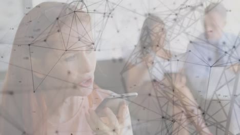animación de puntos conectados que forman formas geométricas en una mujer caucásica hablando en su teléfono inteligente.