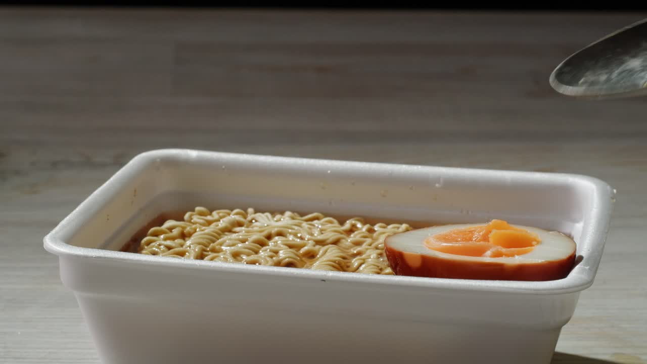 ramen instantáneo con huevo