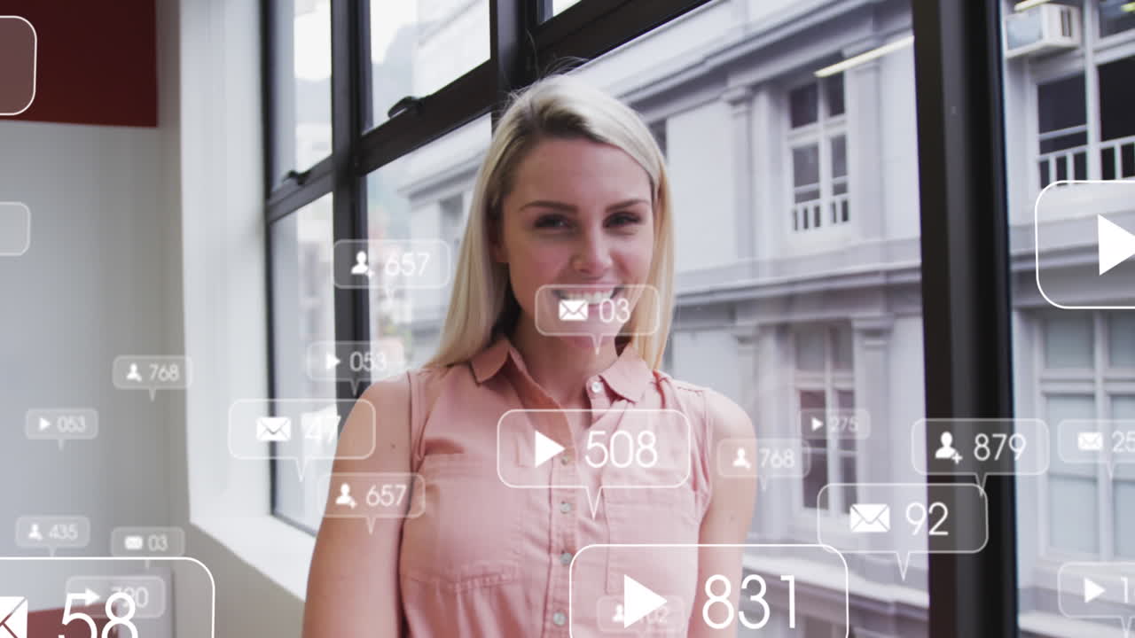 animación del procesamiento de datos de las redes sociales sobre una mujer de negocios caucásica en la oficina