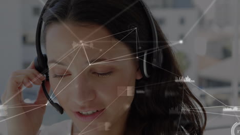 animación de la red de conexiones a través de una mujer de negocios con auriculares de teléfono