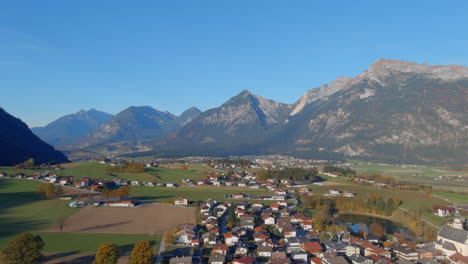 calmante paso elevado por la mañana hacia el pueblo en tirol, austria, tiro inferior del dron