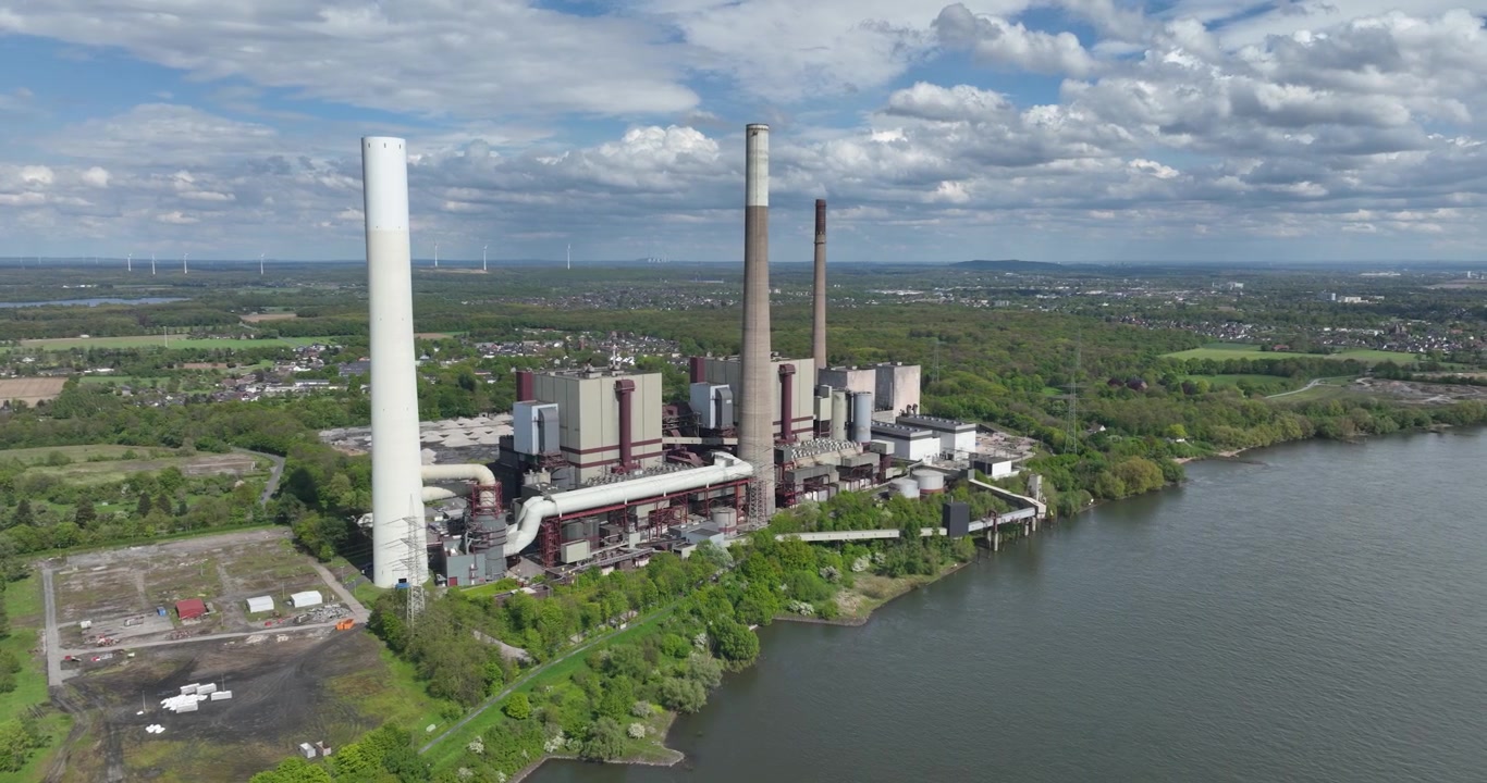 Centrale elettrica a combustibili fossili di Voerde in Germania lungo il fiume Reno.