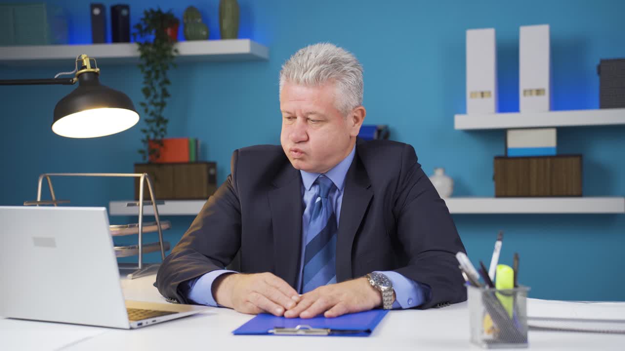 분노한 사업가는 분노로 파일을 닫습니다.