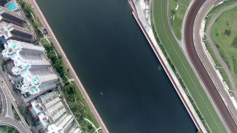 Luftaufnahme-Von-Mega-Wohngebäuden-Am-Wasser-Von-Sha-Tin-In-Hongkong