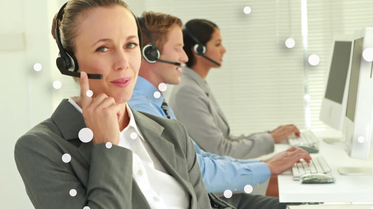 animación de puntos blancos sobre personas de negocios que usan auriculares de teléfono