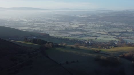 Ferne,-Neblige-Schichten-Des-Ländlichen-Bergtals-Mit-Panoramablick-Auf-Die-Landschaft-Von-Nordwales-Bei-Sonnenaufgang,-Luftaufnahme,-Rechte-Pfanne