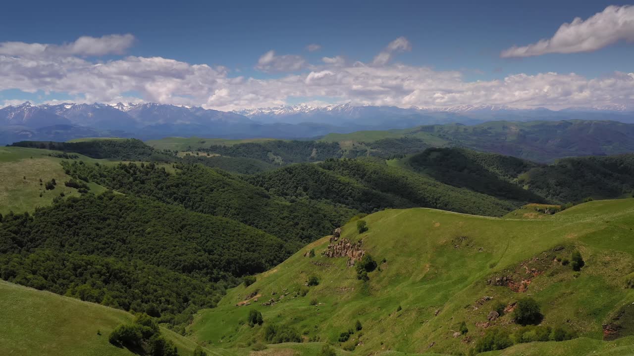 volando sobre una meseta de las tierras altas. hermoso paisaje de la naturaleza.
