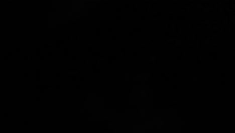 Glühender,-Zunehmender-Gibbous-Mond-Isoliert-Im-Schwarzen-Nachthimmelhintergrund-Mit-Wolken