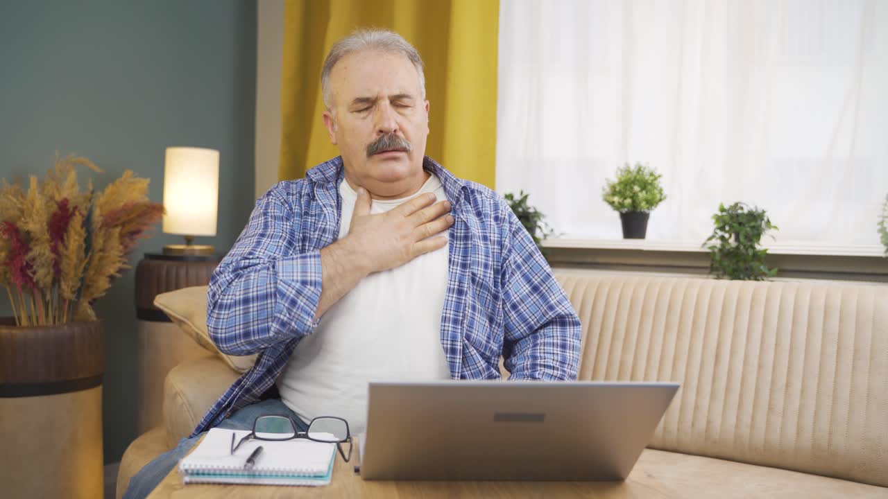 hombre con dificultad para respirar.