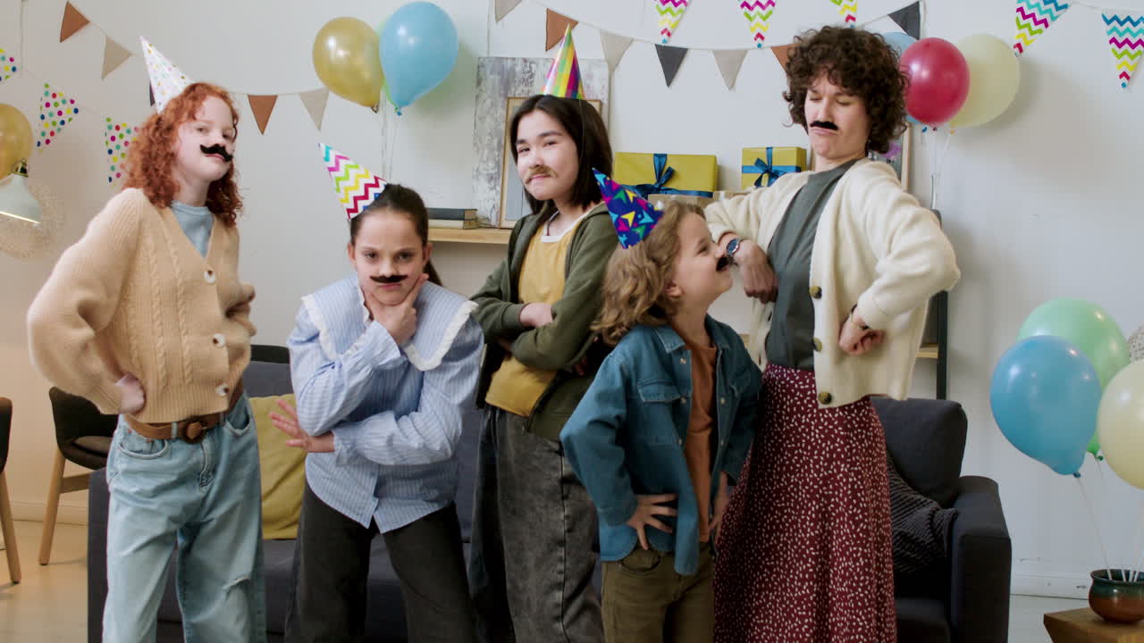 집 에서 사진 을 찍기 위해 포즈 를 취하는 사람 들