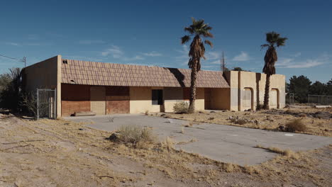 día exterior del edificio abandonado en la zona del desierto