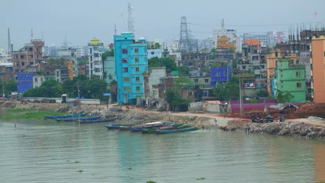 paisaje urbano colorido a lo largo de un río en una ciudad en desarrollo