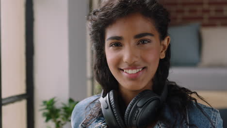 retrato de una joven feliz sonriendo disfrutando de un estilo de vida exitoso, una estudiante confiada relajándose en casa en un apartamento de moda