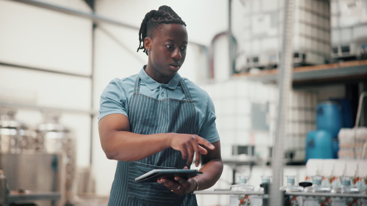 Operaio che usa un tablet in una distilleria
