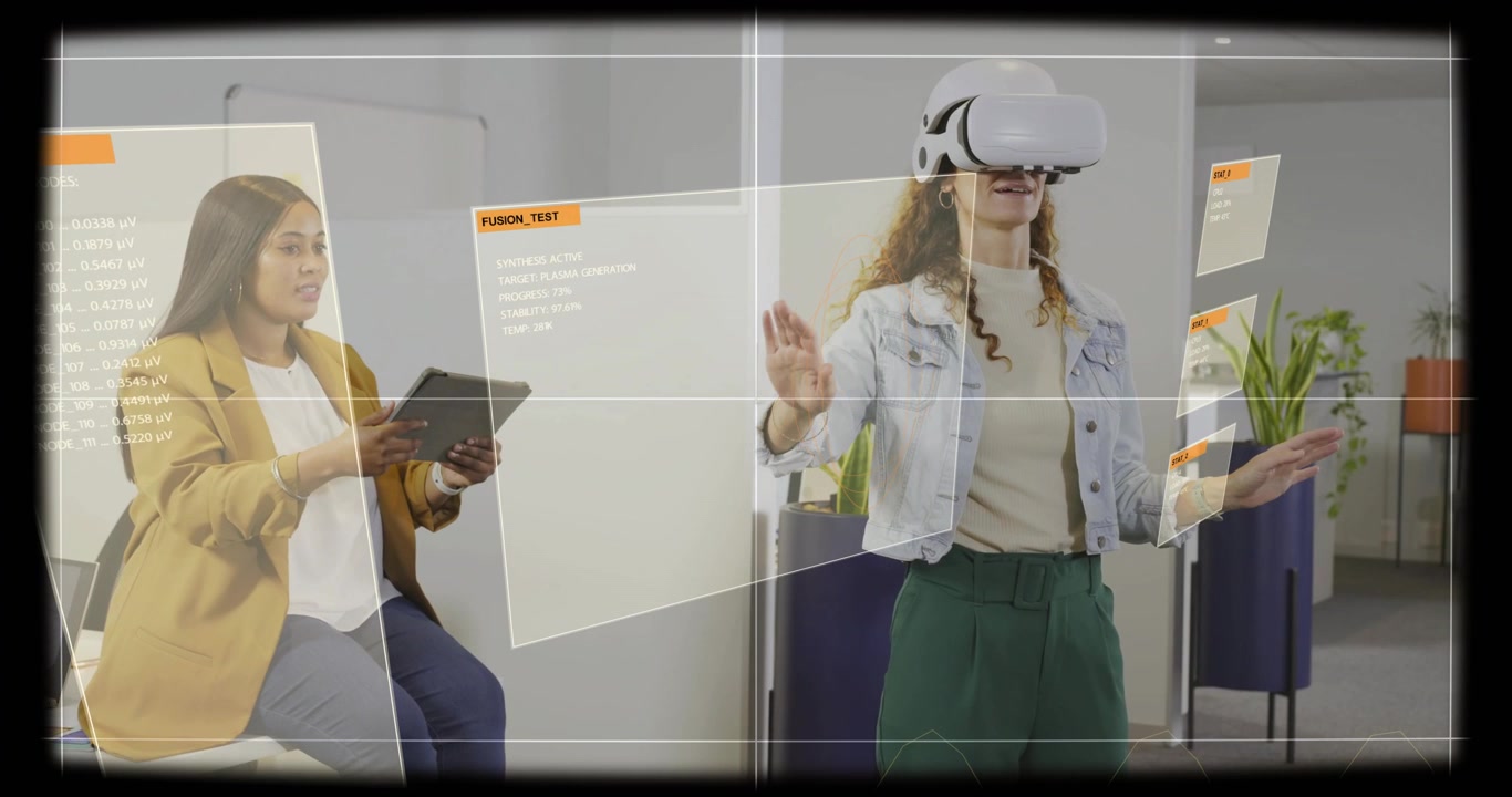 Vertikal video: Siddende leder tapper på tablet, sender VR-brugerflade, mens VR-bruger flytter genstande i en teknologidemo.