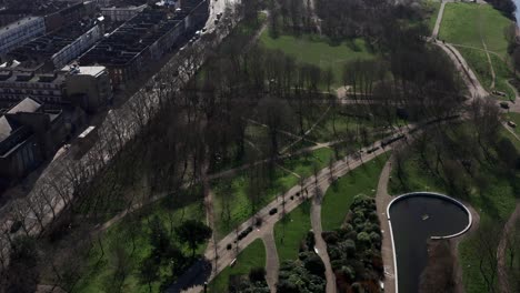 Toma-Panorámica-De-Un-Dron-Desde-El-Parque-Mile-End-Hacia-El-Horizonte-De-Canary-Wharf