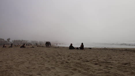 Capa-Marina-Neblinosa-Sobre-La-Playa-De-Venice-Mientras-Los-Surfistas-Golpean-El-Agua