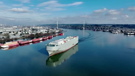 Portador-De-Automóviles-Navegando-Por-El-Río-Fraser-En-El-Delta,-BC,-Canadá