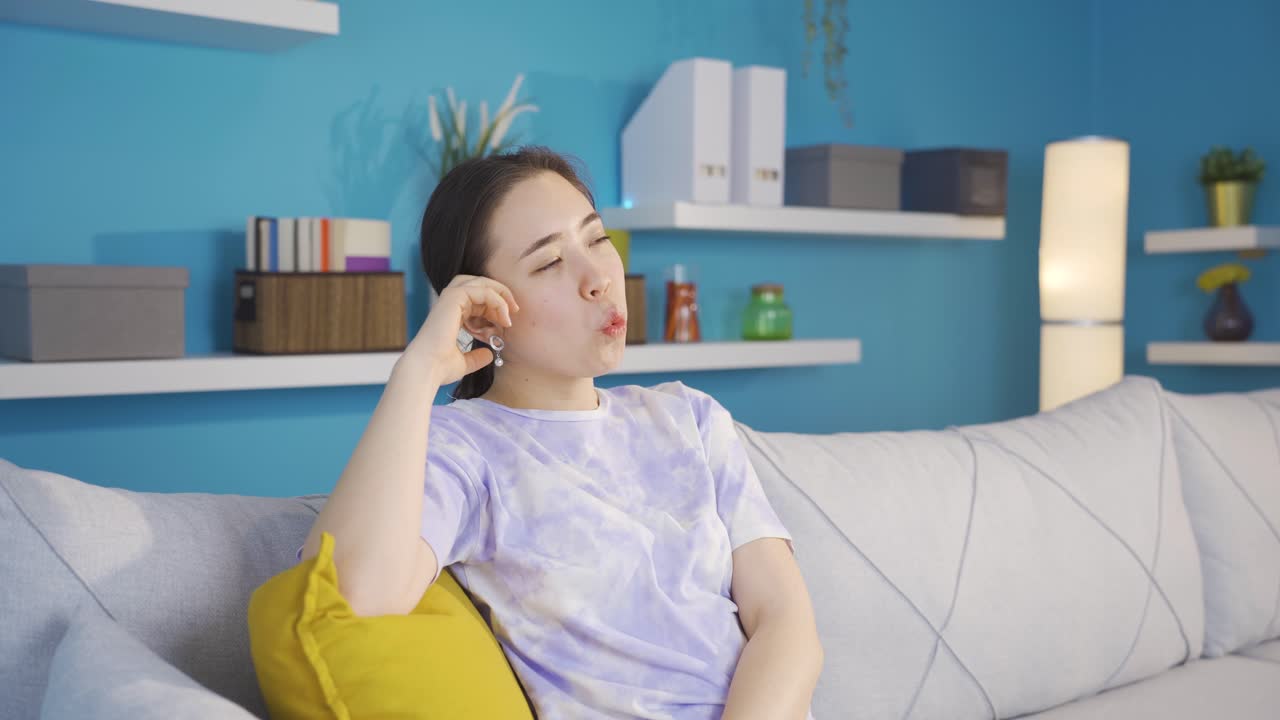 사랑스럽고 평화로운 아시아의 젊은 여성이 휘파람을 치고 있습니다.