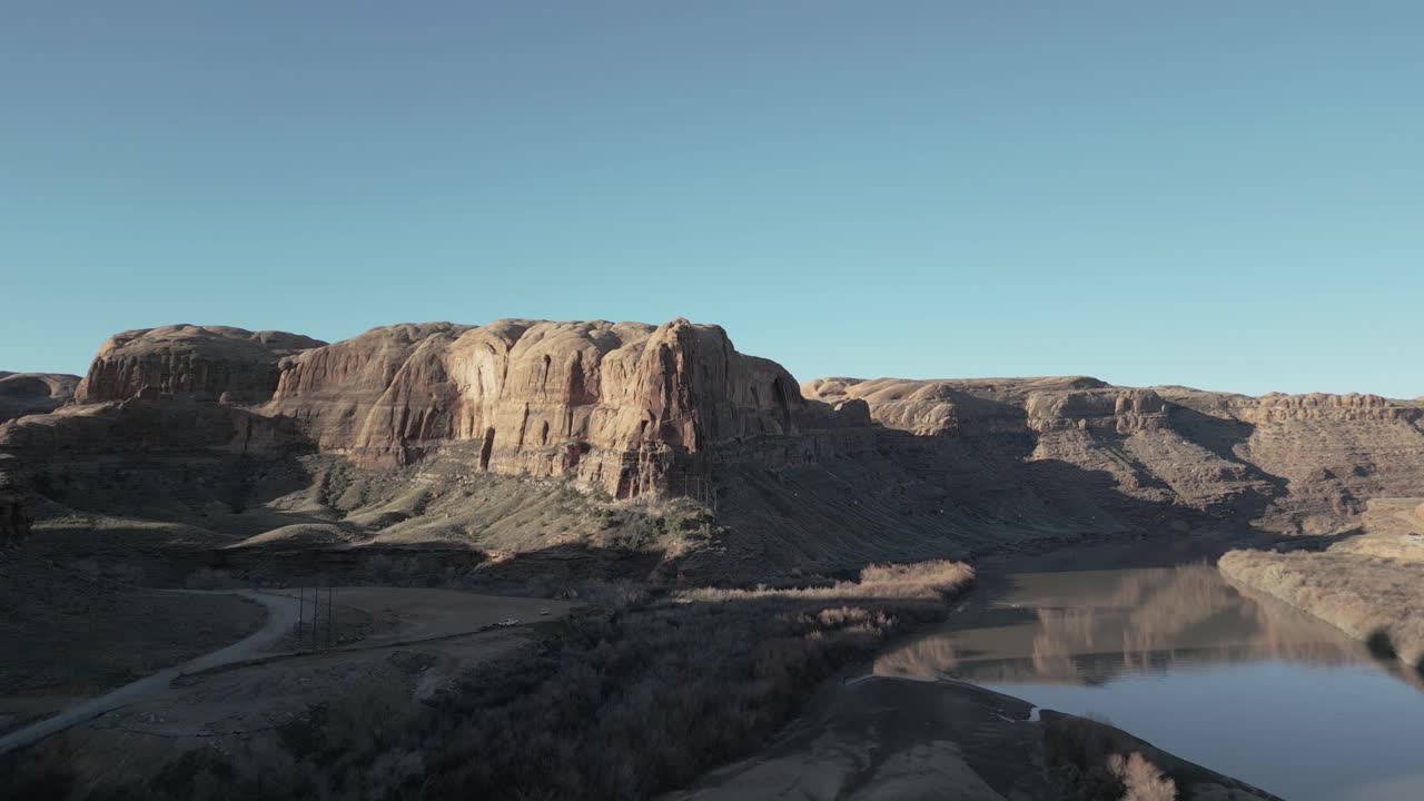 Paesaggio aereo di canyon da qualche parte nello Utah, USA, con scogliere e il fiume Colorado.