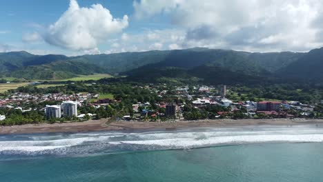 Hermoso-Disparo-De-Drone-Volando-Sobre-La-Playa-De-Arena-Negra-En-Jacó,-Costa-Rica