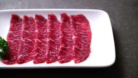 carne de res fresca cruda cortada con textura de mármol servida para sukiyaki y shabu o yakiniku