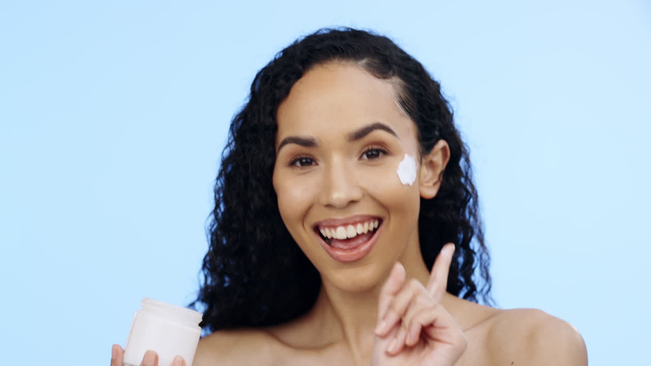 crema facial, frasco de loción y belleza de la mujer