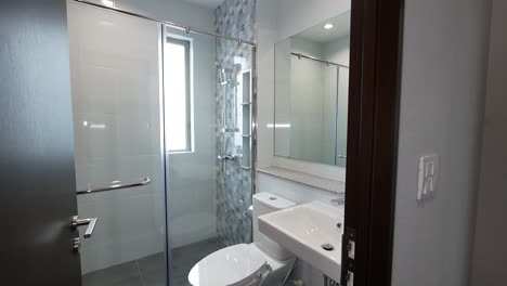 Diseño-Interior-De-Baño-Con-Azulejos-Blancos-Limpios.