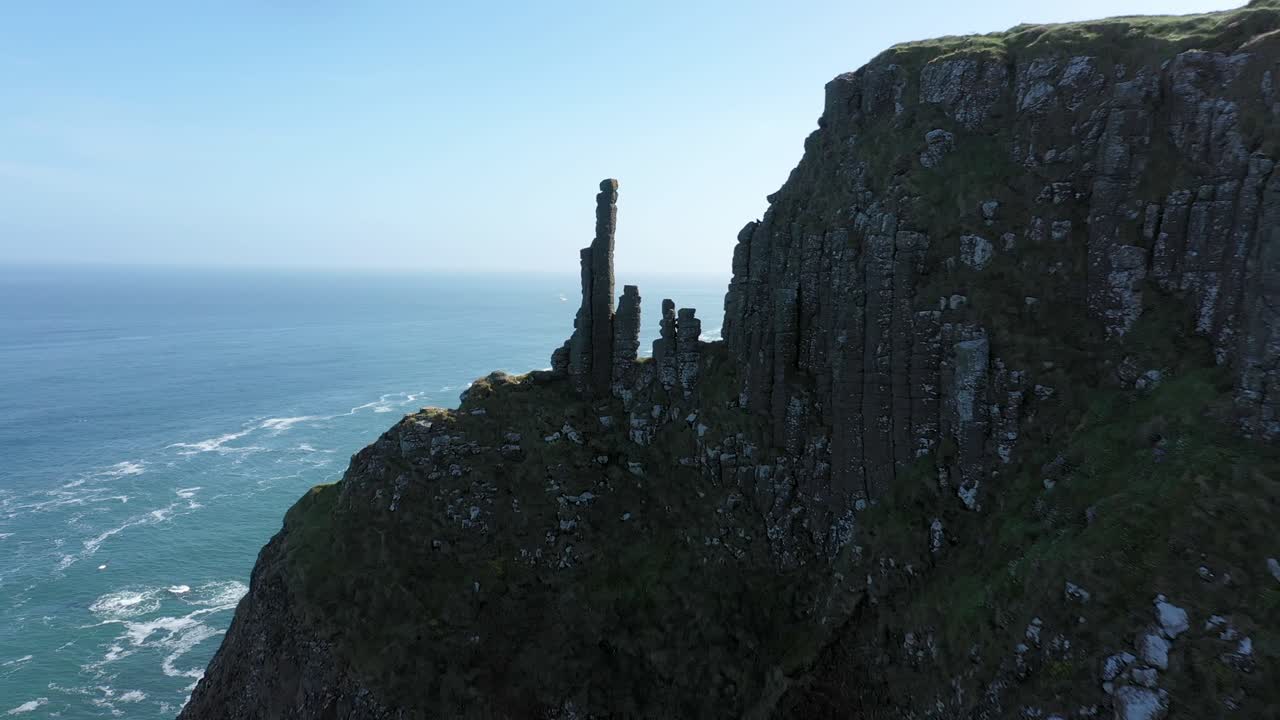 자이언트 코즈웨이는 앤트림 카운티의 북쪽 해안에 있는 바다 해안을 따라 현무암 절벽 기슭에 자리 잡고 있습니다.
