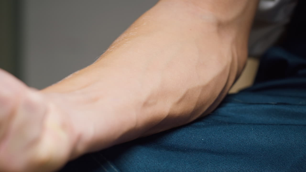 Primer plano del brazo de una persona mostrando los músculos y las venas