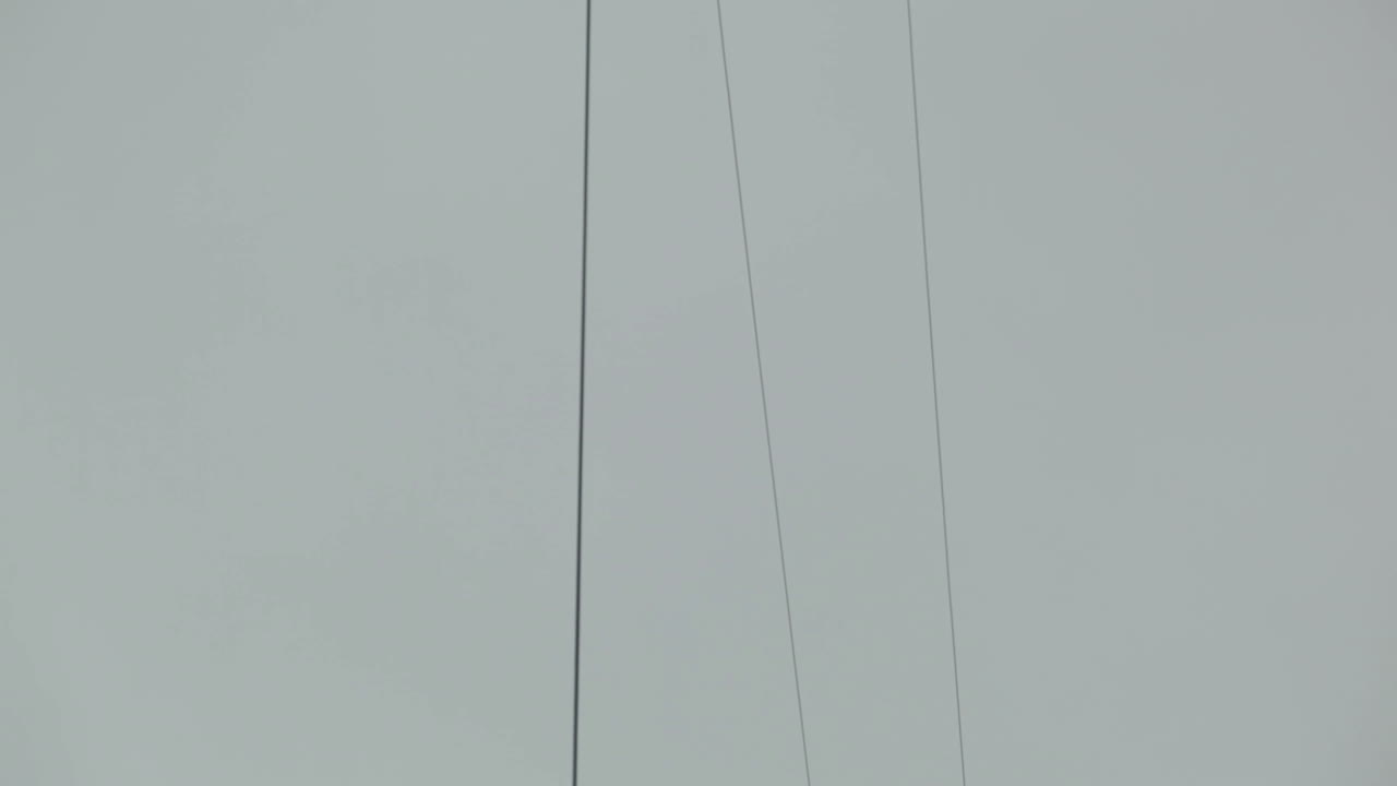 도시에서 전기 전선을 교차하는 것