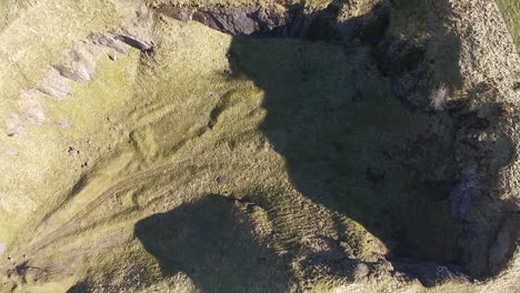 Vista-Aérea-De-Arriba-Hacia-Abajo-De-Una-Cantera-En-Desuso-En-La-Campiña-Inglesa-En-Un-Día-Soleado