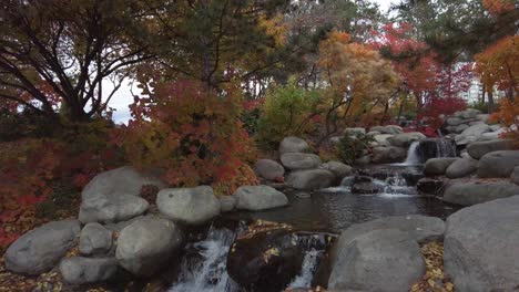 Tiro-Móvil-De-Cascada-En-Otoño