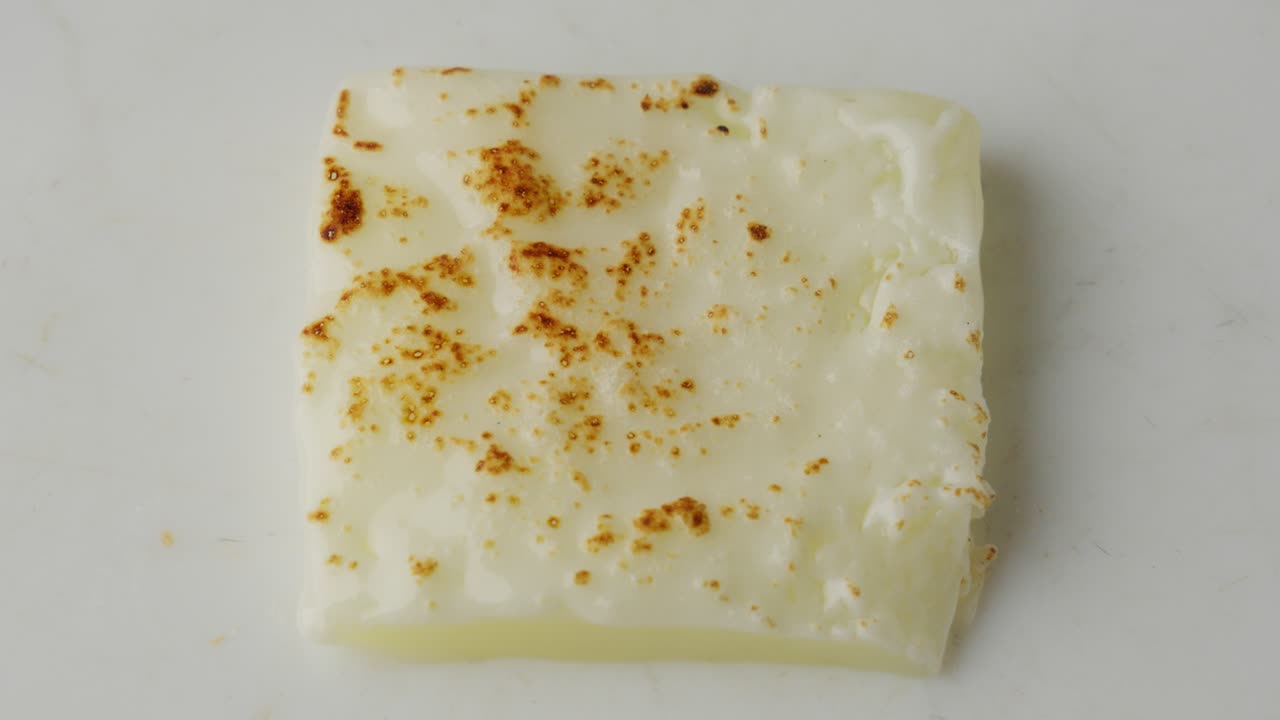 una rebanada quemada de queso mozzarella