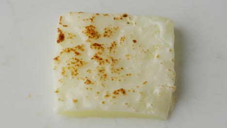 una rebanada quemada de queso mozzarella