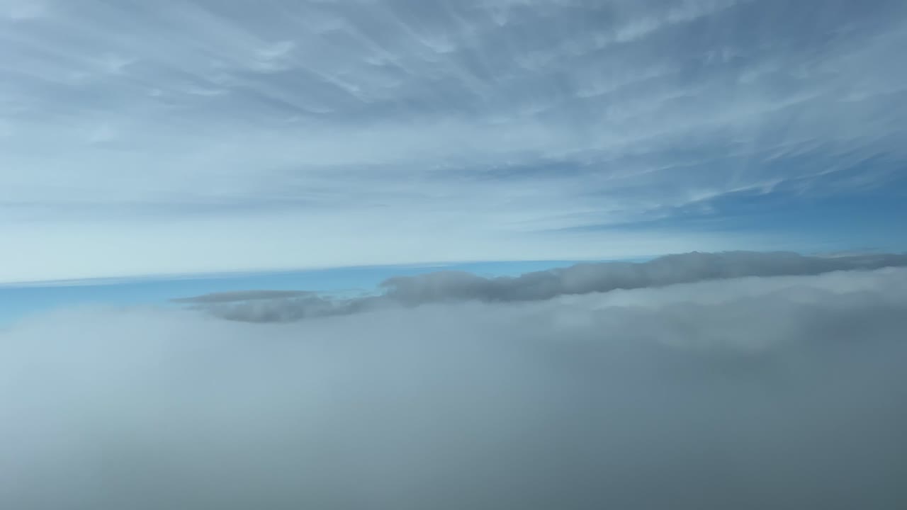 volando entre capas de nubes