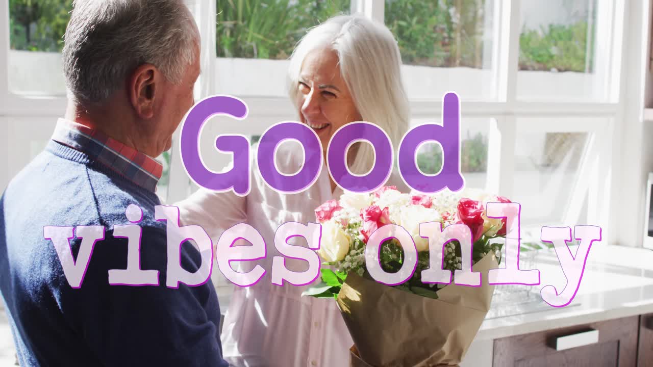 행복한 고령 백인 커플이 포옹하는 좋은 진동의 애니메이션 문자만