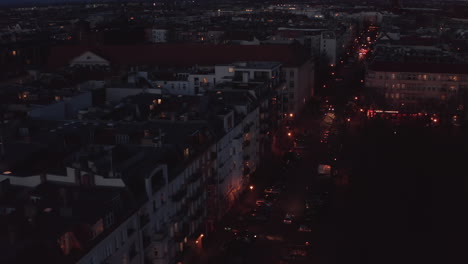 Ciudad-De-Noche.-Drone-Volando-Hacia-Adelante-Sobre-La-Calle-Rush-Después-Del-Atardecer.-Tomas-Aéreas-Con-Poca-Luz-En-El-Centro-De-La-Ciudad,-Berlín,-Alemania.