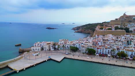 agradable vista aérea de arriba vuelo puerto paseo marítimo ciudad de ibiza españa