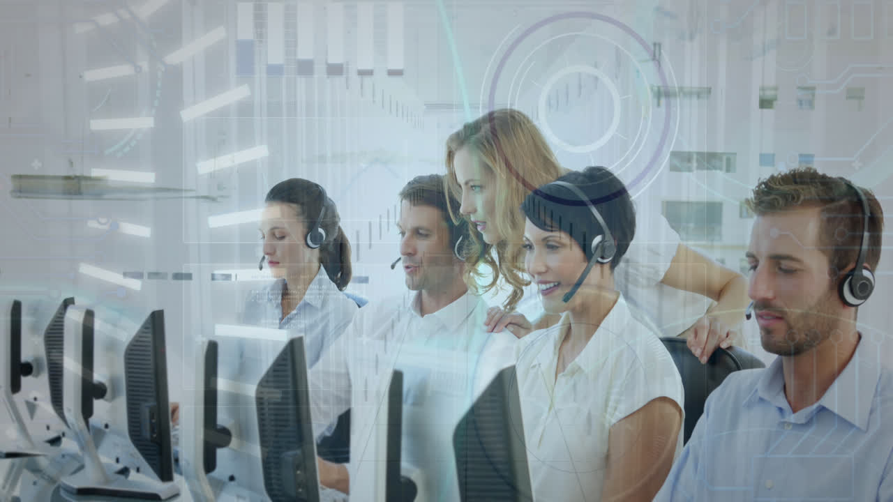 인포그래픽 인터페이스의 애니메이션, 백인 여성 관리자가 데스크을 통해 동료와 토론합니다.