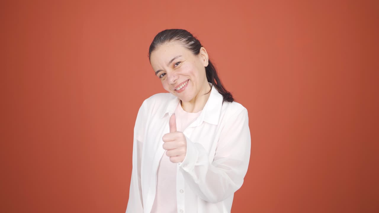 mujer guiñando el ojo a la cámara.