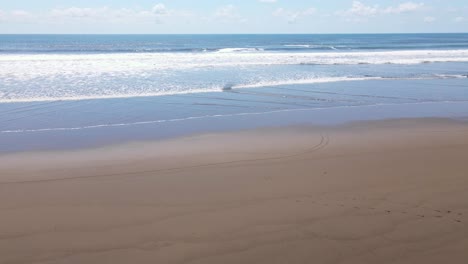 Olas-De-Océano-Azul-Brillante-Rompiendo-En-Una-Playa-Tranquila-En-Las-Costas-De-Costa-Rica