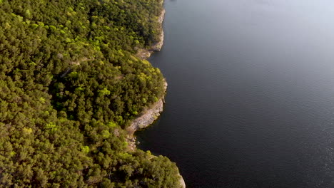 Costa-Del-Lago-Durante-Una-Puesta-De-Sol-Dorada