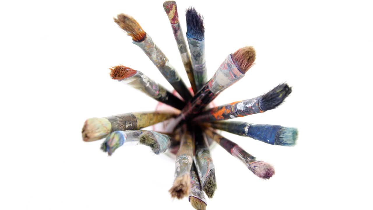 primer plano de varios pinceles de pintura