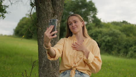 mujer, teléfono móvil, videollamada, te quiero